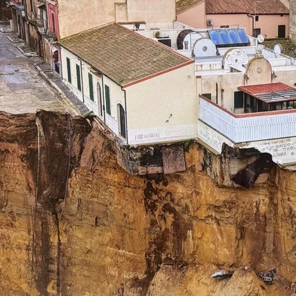 Niscemi, scrittori in campo per salvare la biblioteca sul baratro
