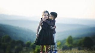 Un bacio ma su quale guancia? A sinistra se siamo emozionati