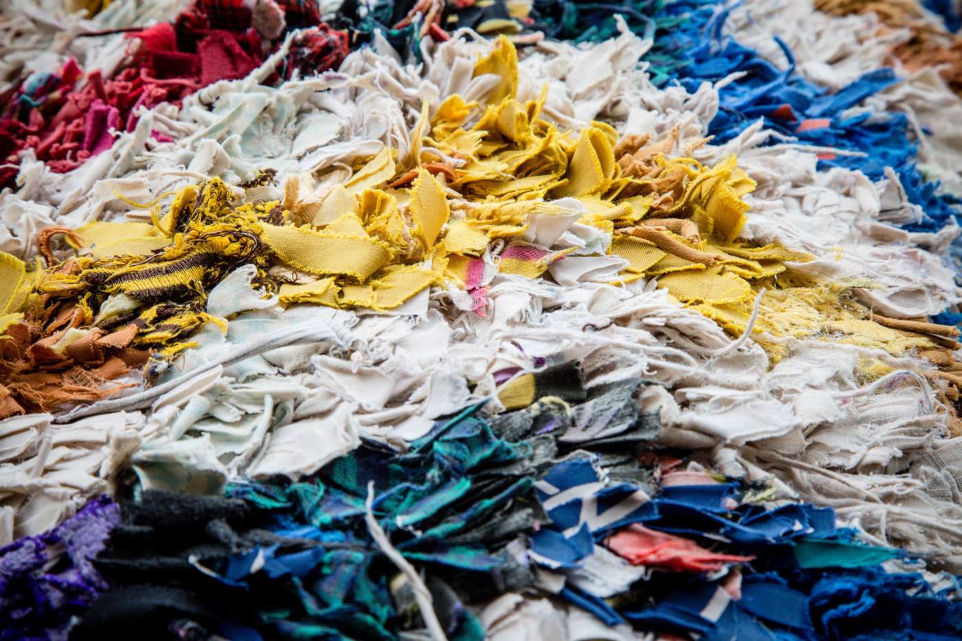 La Nuova Direttiva UE sui Rifiuti Tessili e la Sfida del Fast Fashion