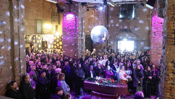 Jacopo Camagni, l’addio al fumettista è una festa: “Il nostro amore per te, amico ironico e gentile”