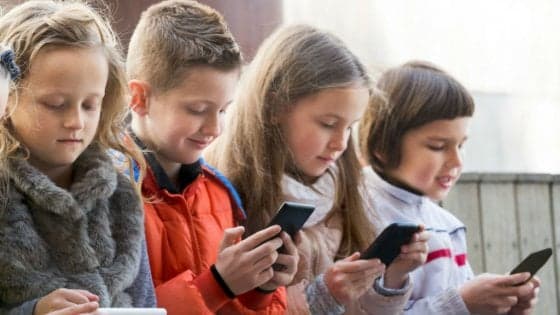 Schermi e smartphone, più di 7 ore al giorno cambiano il cervello dei bambini
