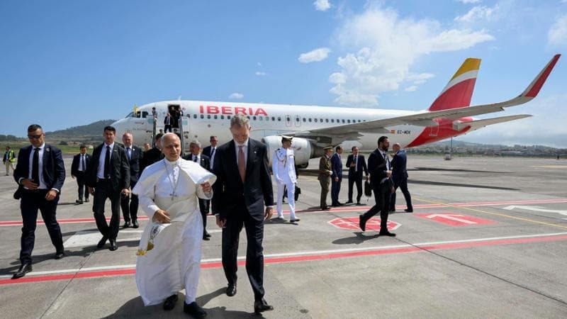 Problema tecnico sull’aereo del papa: il pontefice rientra con il Falcon di re Filippo