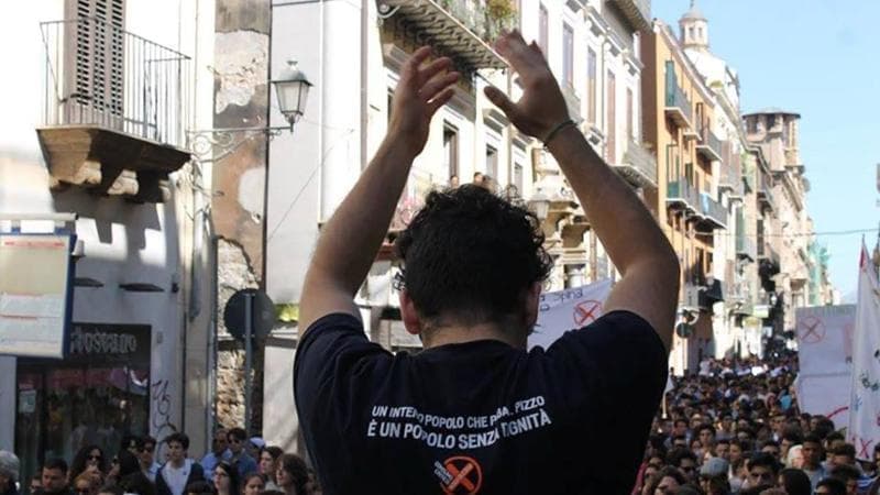 Palermo, vent’anni fa la città tappezzata di adesivi antiracket. “Così nacque Addiopizzo, da quel giorno 300 commercianti hanno denunciato i boss”