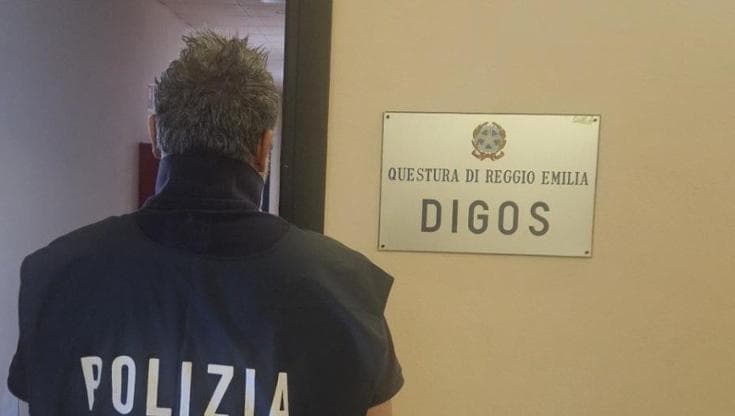 Reggio Emilia, giovane arrestato per arruolamento per terrorismo: “Voleva fare male con un coltello”